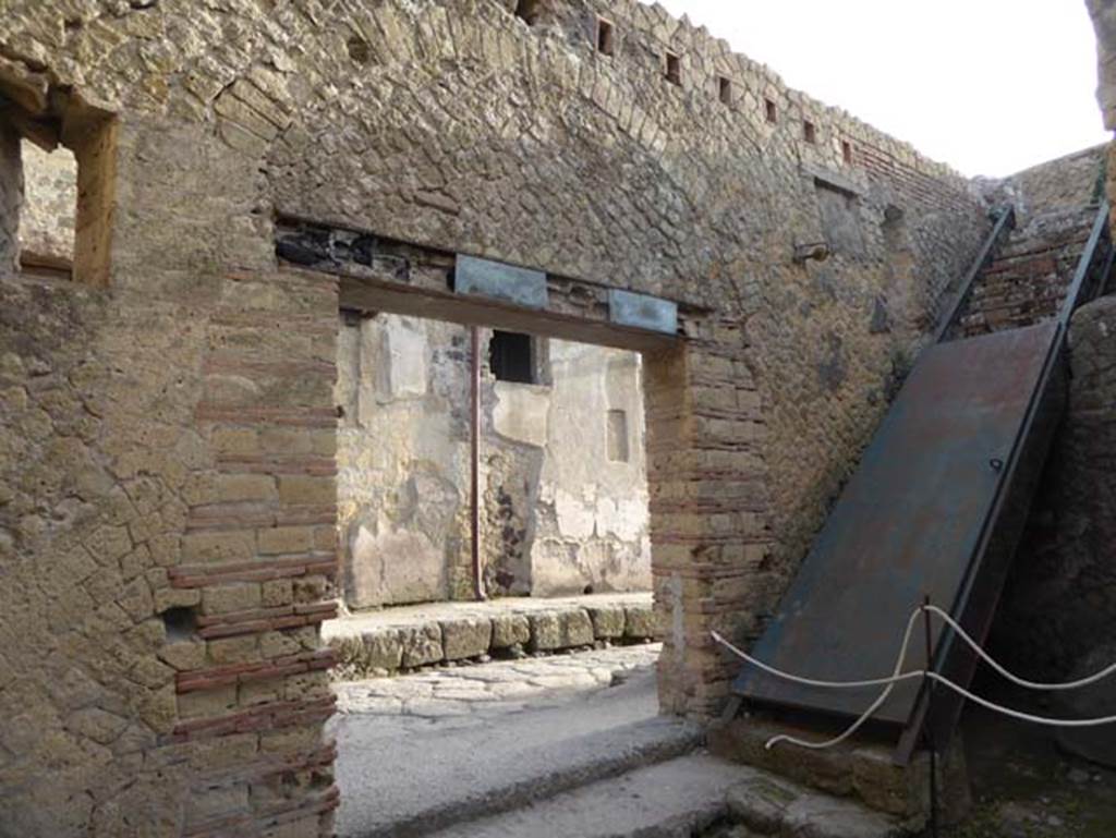 VI.10, Herculaneum, October 2014. Looking east from inside of entrance doorway, towards Cardo IV. Superiore. Photo courtesy of Michael Binns.